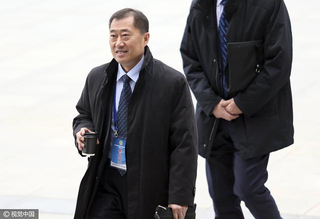 卓别林为“第一国度影片公司拍摄的首部片子，片长三卷。卓别林在本片中把流离汉的糊口与狗的糊口有趣地组成对照，他与它都一样要挣扎求存，而且忍耐社会各阶级将他们踢来踢往。卓别林从本片起头思虑到笑剧的布局题目，每个段落均相互干系而组成一个整体。因为布局完全，使这部在内容上依然是表示流离流夏尔洛在穷户窑和酒店被差人追得东奔西跑的笑剧显得笑中有泪。